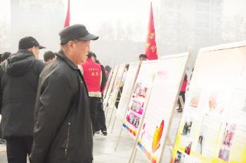 市民参观宣传展板.jpg