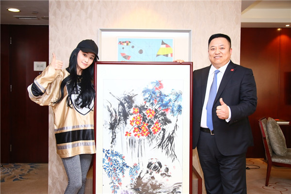 网络首善钢子先生与张馨予合影 凤凰网.jpg