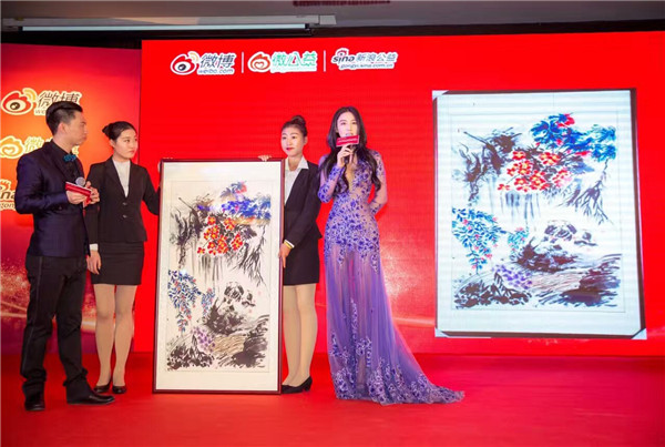 张馨予在“2016中国公益新媒体沙龙暨微公益年度颁奖典礼”展示其画作.jpg