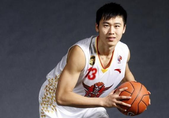 山东男篮的内线球员贾诚.jpg