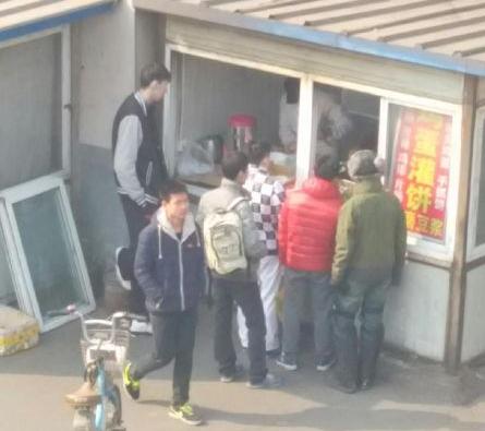 周琦被拍到在街边小摊买蛋饼.jpg