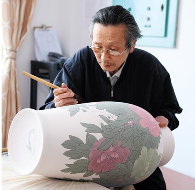 陈扬龙正以“薄施淡染”技法绘制作品《盛世牡丹瓶》.jpg