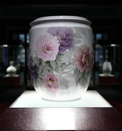 陈扬龙作品《人间春色花缸》.jpg