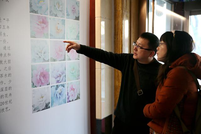 陈志峰在“薄施淡彩——中国工艺美术大师陈扬龙作品暨醴陵扬龙窑作品展”上介绍父亲的作品和生平.jpg