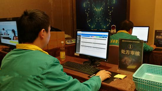 药品配送公司的临床执业药师向强在电脑上审核华西第二医院医生开具的电子处方.jpg
