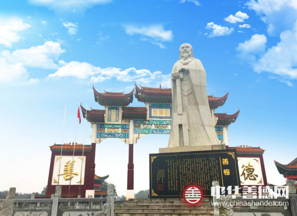善德观前矗立的善卷像。_1.jpg