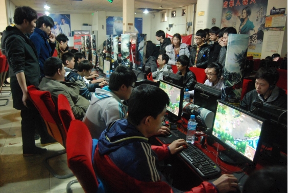 网吧里不少未成年人在使用网络游戏服务.jpg