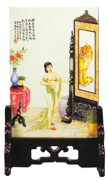 王大凡：粉彩《出浴图》屏风.jpg