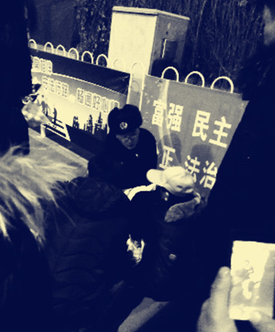 付海龙将外套给受伤老人盖上，并陪老人聊天。网友供图_副本.jpg