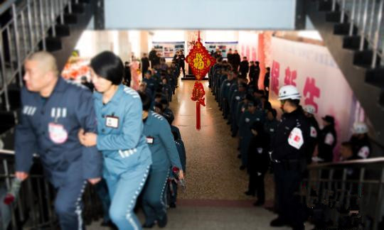 黑龙江：38对“服刑夫妻”高墙内吃团圆饭 李炜 摄.jpg