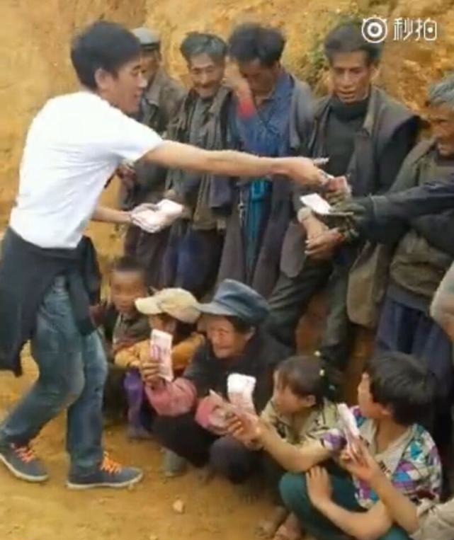 主播在发钱.jpg