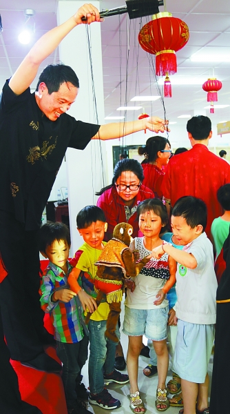 柬埔寨小观众们对泉州提线木偶充满好奇 范晋阳摄.jpg
