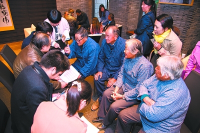 学者正在对上海青浦田山歌进行田野调查 施博文摄.jpg