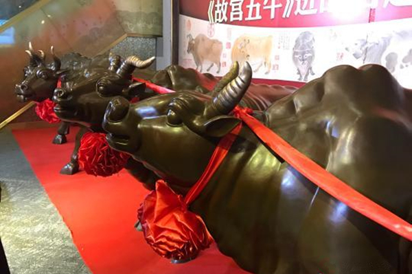 图为大型铜雕五牛.JPG