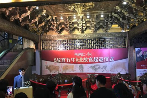起运仪式现场朱炳仁介绍相关情况.JPG