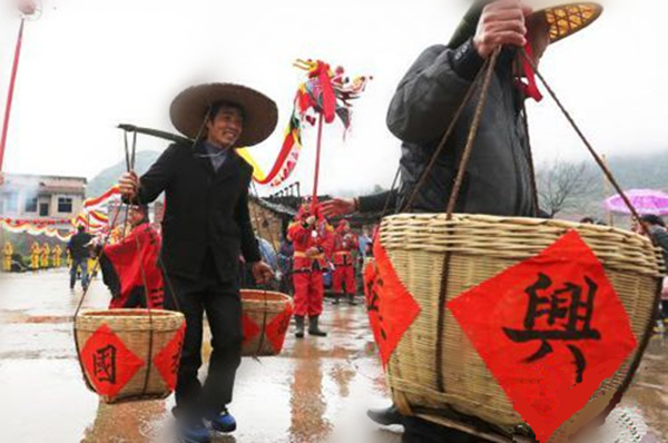 湖南临武县“二月二祭龙神”祈福民众幸福安康。人们舞起双龙“龙抬头”祈福。陈卫平 摄.jpg