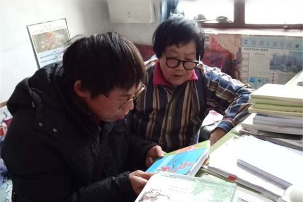 刘桂梓老人正在为“粉丝”介绍作品.jpg