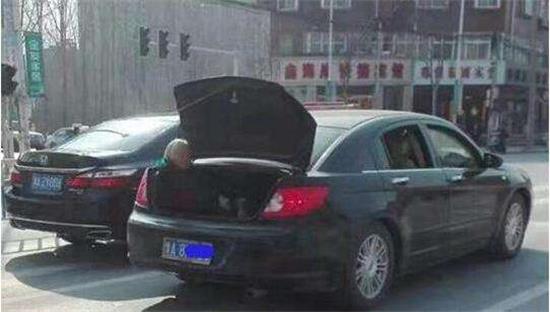 坐后备箱的母亲.jpg