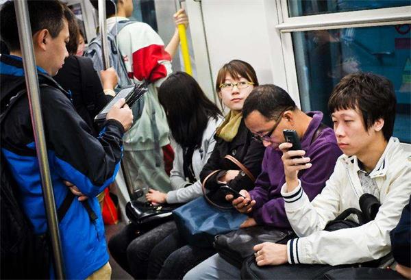 玩手机.jpg