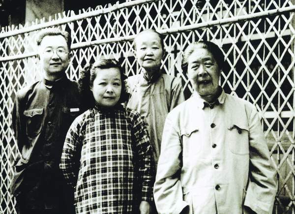 启功先生和 夫人母亲 姑姑.JPG