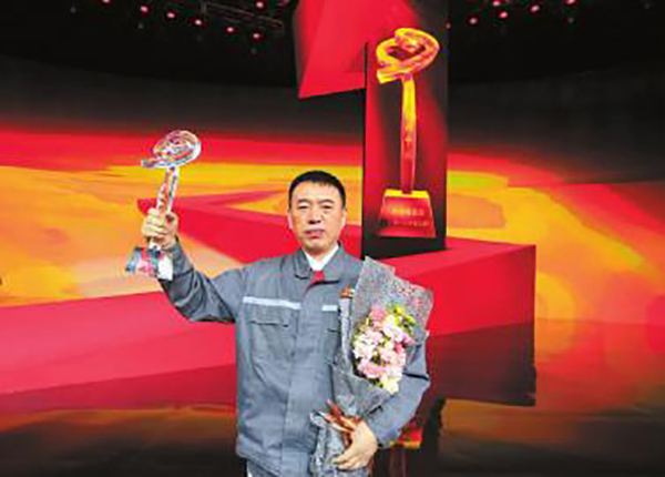李万君在领奖台上 新文化特派北京记者 王强 摄.jpg