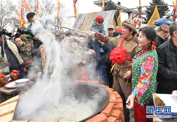 哈尔滨：传统民俗迎开江2017042401_副本.jpg