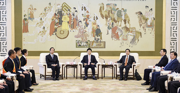会前，中共中央政治局委员、中央政法委书记孟建柱与见义勇为英雄模范及家属代表座谈。郝帆 摄.jpg