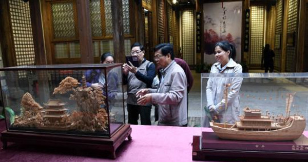 福州举办软木画展　近百年“非遗”焕发生机02_副本.jpg