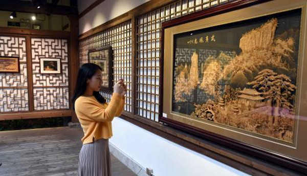 福州举办软木画展　近百年“非遗”焕发生机04_副本.jpg