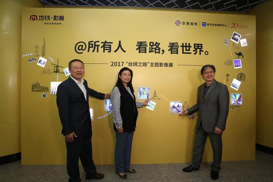 嘉宾在M地铁·影廊2017“丝绸之路”主题影像展主题区域合影_副本.jpg