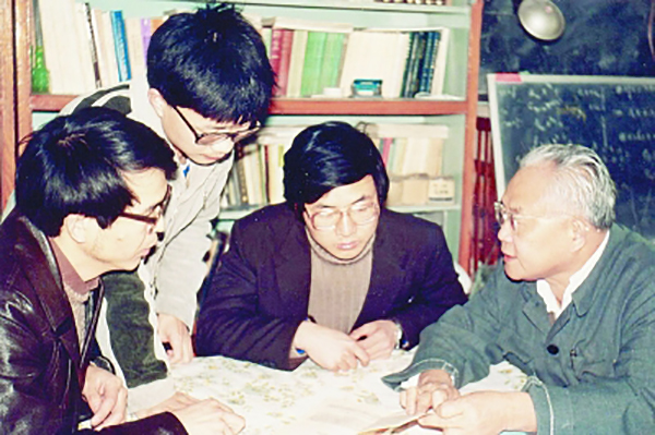 003吴文俊在指导学生.jpg