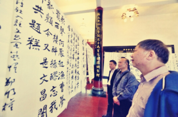 诗词爱好者在欣赏诗社社员的诗作。黄瀚摄_副本.jpg