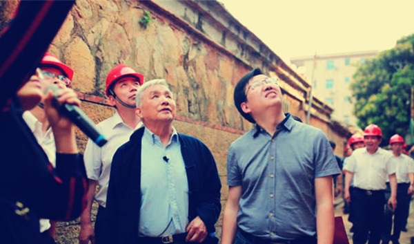 阮仪三等专家在泉港土坑村进行实地走访_副本.jpg