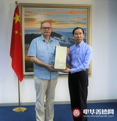 1 龙宇翔向易思男爵赠送由张清智创作的百米长卷“丝路之梦·一带一路”_副本.jpg