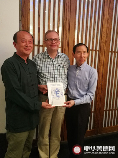 3 龙宇翔、刘广伟与易思男爵合影_副本.jpg