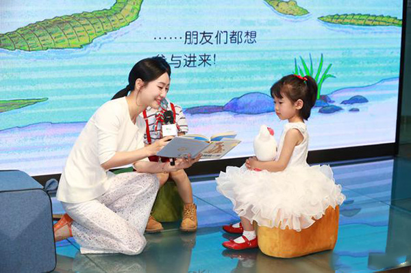 陶昕然为公益“复工” 推广全民阅读现场领读绘本.jpg 陶昕然为公益“复工” 推广全民阅读现场领读绘本.jpg