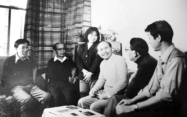 1984年，钱家骏与学生们的合影。左起：严定宪、戴铁郎、林文肖、钱家骏、徐景达(阿达)、胡进庆。钱家骏上世纪50年代初培养的这五位学生，日后成为了上海美术电影制片厂著名的五大导演。_副本.jpg