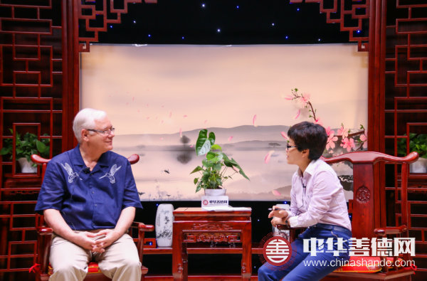 科尔波特（右）正在接受中华善德网的采访.jpg