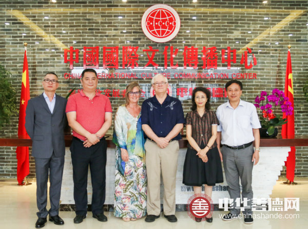 科尔波特夫妇（中）、林一教授（右二）、杨幸郎（左一）与中华善德网负责人合影.jpg