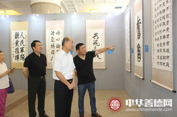 3 著名书画家陈跃丰向刘晓江介绍作品_副本.jpg