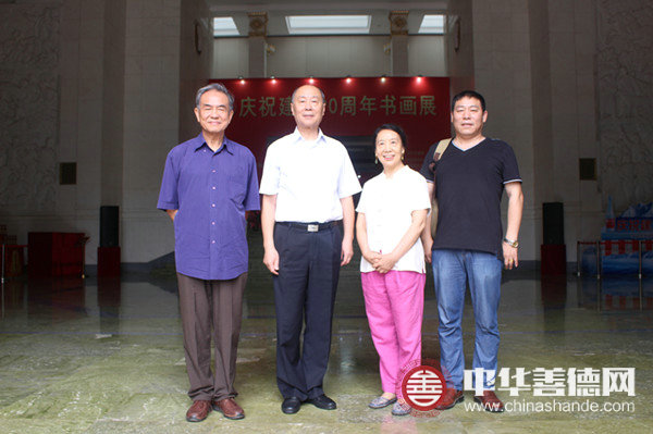 4 刘晓江与书画家合影_副本.jpg
