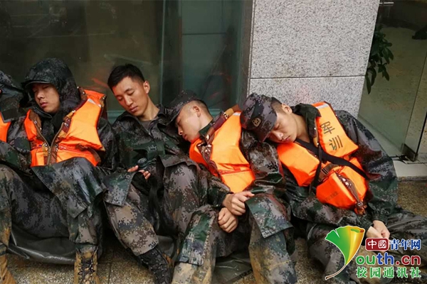 学员们奋战一夜后在路边小憩。国防科技大学供图.jpg