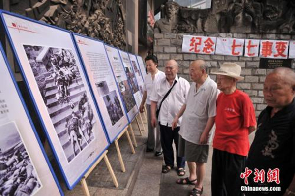 2014年7月7日，重庆大轰炸经历者和遇难者家属在大轰炸遗址前举行“七七事变”全民族抗战爆发77周年纪念活动。 陈超 摄_副本.jpg