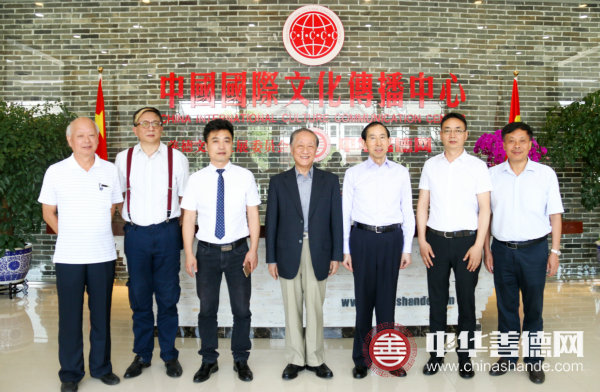 郁慕明一行与龙宇翔及中华善德网工作人员合影.jpg