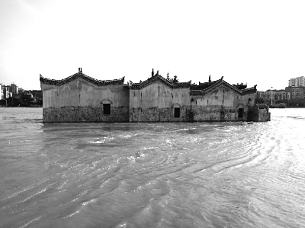 图为观音阁北面受灾情况。 管丽珍 摄.jpg