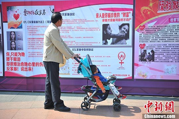 市民观看反家暴资料。 中新社记者 胡雁 摄_副本.jpg