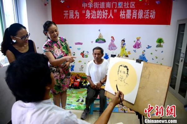 图为画像活动现场。　河北邯郸丛台区委宣传部提供　摄3_副本.jpg