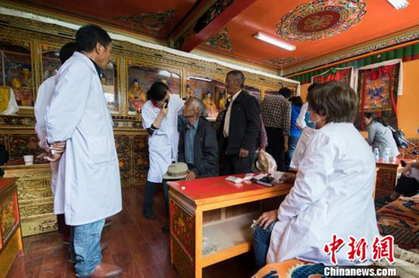 　图为北京同仁张晓楼眼科公益基金会爱心团队为日喀则市民义诊 何蓬磊 摄_副本.jpg