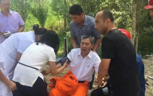长时间搜救灾民 53岁救援人员突发心脏病.jpg