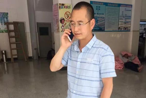 九寨沟震后首个宝宝诞生时，她爸爸正在手术台上救人.jpg